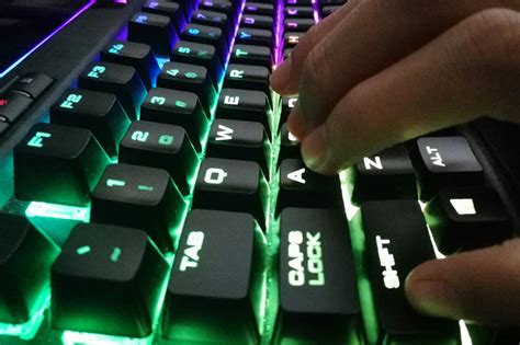 600,000 naked photos of Filipino children shared online in 2018 .